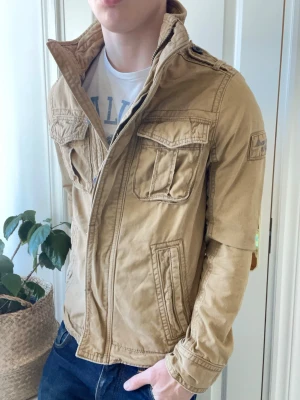 Abercrombie and fitch fieldjacket  - Abercrombie and fitch fieldjacket, Inga defekter! Modellen i bilderna är 180 cm 75 kg och bär Storlek S , Kom med frågor! 🌟 (Kan gå ned i pris vid köp av paket 😉) 