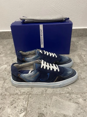 Helt Nya Jacob Cohën Skor - Helt Nya Jacob Cohen Skor || Storlek 44 || Nypris ca 7000kr || Mitt pris 3299kr || Box och Dustbag medföljer vid köp || Tveka inte på att höra av dig vid frågor eller funderingar 