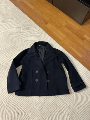 Kappa - Marinblå kappa från design by si i fint skick, storlek xs/s. Passar s,m