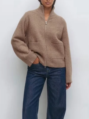 Knitted pocket cardigan ( svart)  - Säljer denna knitted pocket cardigan i svart från Gina Tricot, tog de två första bilderna i en ljusare färg så man ser bättre hur den ser ut. Den är endast testad strl Xs och nästan slutsåld på hemsidan💘