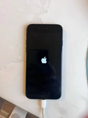 Svart iPhone 7 med slimmad design - Säljer min äkta svart iPhone 7 från Apple med stilren och slimmad design. Mobilen fungerar jättebra med 100% batteri health!