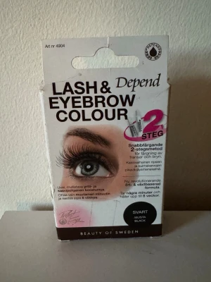 Depend Lash & Eyebrow Colour Svart - Färgkit för ögonfransar och ögonbryn från Depend i svart nyans. Innehåller en snabbverkande 2-stegsmetod med ört- och växtbaserad formula. Ger intensiv färg på några minuter och håller upp till 6 veckor. Förpackningen är vit med svart text och bild på öga.