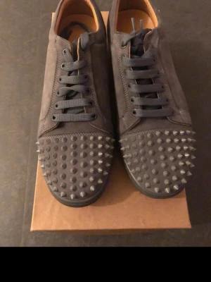 Christian Louboutin skor - Stilrena Christian Louboutin skor som är helt nya köpt utomlands men aldrig kommit till nån användning. Storlek 42 box tillkommer 