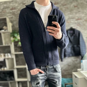 Massimo Dutti Cardigan  - Bra skick, nopprig men ananrs bra skick. Nypris ca 1500kr. Storlek L, passar dig som är 185-190cm ungefär. Skriv för mer information!🤝