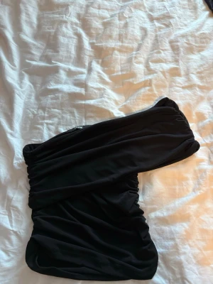 Svart oneshoulder topp från Gina Tricot - (Utförsäljning av alla mina kläder, så priset jag lägger ut för gäller, och inget lägre)