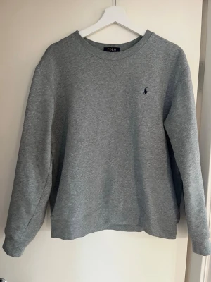 Ralph Lauren tröja - Grå Ralph Lauren tröja, storlek ”18-20”
