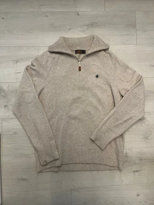 Morris halfzip begie/grå - Hej! Säljer denna sjukt sköna Morris tröjan//tröjan är använd 4-5 gånger så mycket fint sick//enda lilla är fläcken vid handelden, man märker knappt den!//fråga gärna!