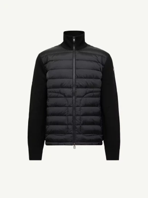 ÄKTA Moncler Down Cardigan  - Moncler Down Cardigan i storlek S köpt på Haiendoshop helt ny och sedan använts av mig, tagits väl hand om, finns inga bekymmer med jackan. 9/10. Nypris är 10999kr, jag vill ha 3000kr för en snabb & smidig affär. Jackan är även registrerad i Monclers hemsida med koden som finns som tyder på att den är äkta också. Har du några frågor är det bara att skicka.