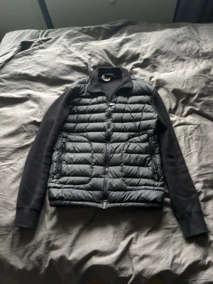 Moncler cardigan  - Säljer nu min snygga Moncler cardigan pågrund av att jag växt ur den, alla NFC taggar och liknande fungerar och den är i bra skick. Den är i storlek M men passar även S.