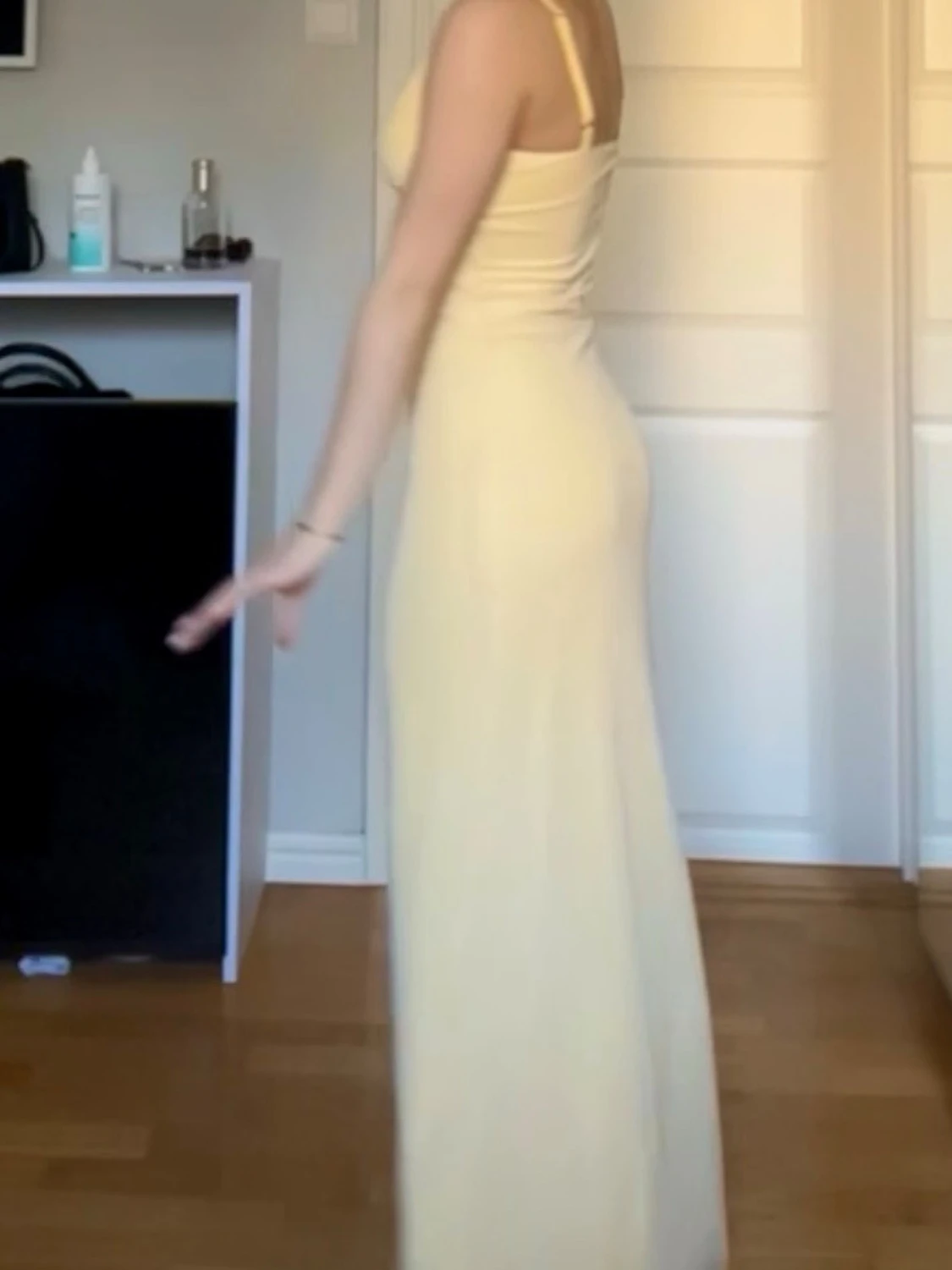 Ljusgul långklänning med smala axelband - 2