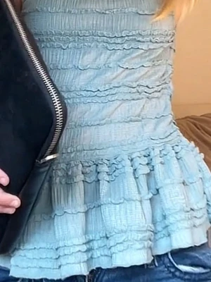 Ljusblå volang topp med smock - Supersöt ljusblå topp med smock och volangdetaljer. Toppen är ärmlös och har en figurnära passform som framhäver midjan. Perfekt att styla med jeans eller kjol för en trendig look.