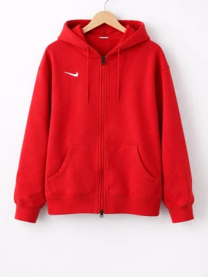 Röd zip hoodie från Nike - Röd hoodie från Nike med dragkedja framtill och vit broderad swoosh-logga på bröstet. Klassisk huva med dragsko och stora fickor framtill. Tillverkad i mjukt bomullsmaterial som är skönt att ha på sig. Är unisex så passar alla, knappt använd så jätte fint skick.