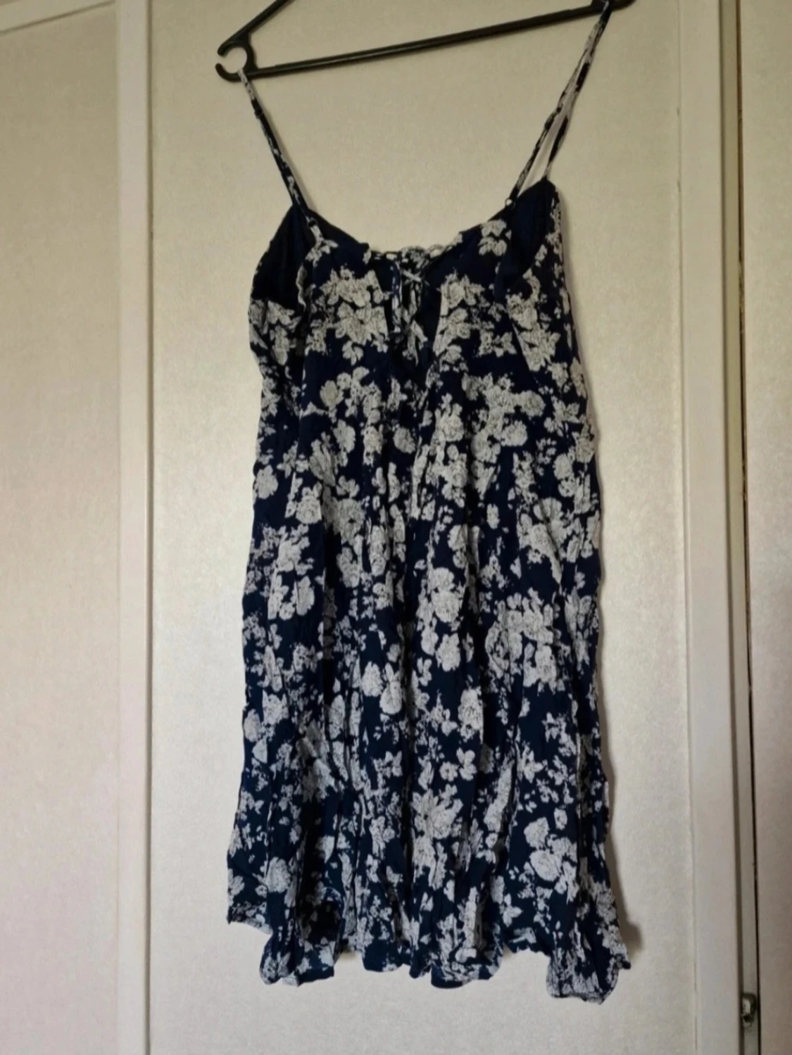 Blommig marinblå kortklänning - 1