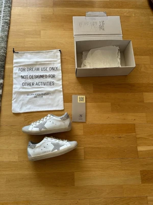Golden Goose vita sneakers med glitter - Golden Goose sneakers som knappt är använda, väldigt bra skick och perfekta inför vår/sommar
