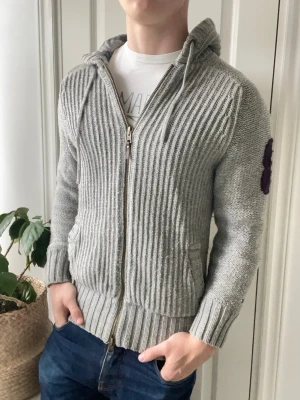 Tommy Hilfiger cardigan  - Tommy Hilfiger cardigan, sjukt snygg!  Inga defekter! Modellen i bilderna är 180 cm 75 kg och bär Storlek S , Kom med frågor! 🌟 (Kan gå ned i pris vid köp av paket 😉) 