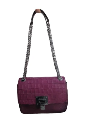 Burgundy handväska Michael Kors - Snygg lila handväska från Michael Kors med croco-mönstrad framsida och silverfärgad kedjerem. Väskan har ett metallspänne framtill och stilren design. Perfekt accessoar för att lyfta din outfit.