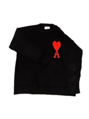 Ami Paris  - En svart tröja med det klassiska röda hjärtat med A under , väldigt skön och passar nästan till allt ,  vid fler frågor eller bilder skriv till mig privat 😉