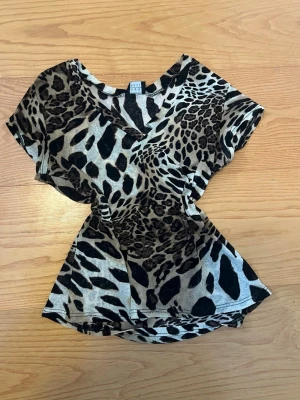 Vintage Y2K leopard top - Nyskick, stretchigt material 