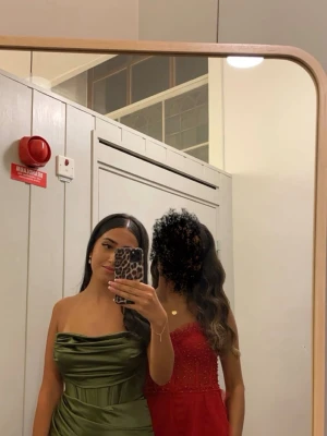 Grön balklänning 🤍 - Säljer denna otroligt fina balklänning som jag endast använt en gång, den har inbyggda kupor så man inte behöver ha bh under🤍 skulle säga att den passar xs-s då den är justerbar i ryggen🙌🏼  Köp för 5000kr