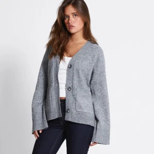 Kofta Lager 157 - Säljer min helt nya oanvända kofta i grå från lager 157 då den aldrig kommit till använding skriv gärna om de är några frågor❤️