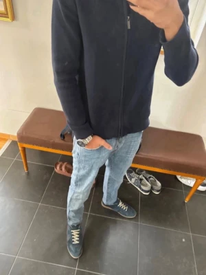 Ljusblå raka jeans från Jacob Cohen - Säljer ett par klassiska ljusblå jeans från Levi's med rak passform och fem fickor. Jeansen har en avslappnad look och är tillverkade i slitstark denim. Perfekta till sneakers och hoodie för en chill vardagsstil.
