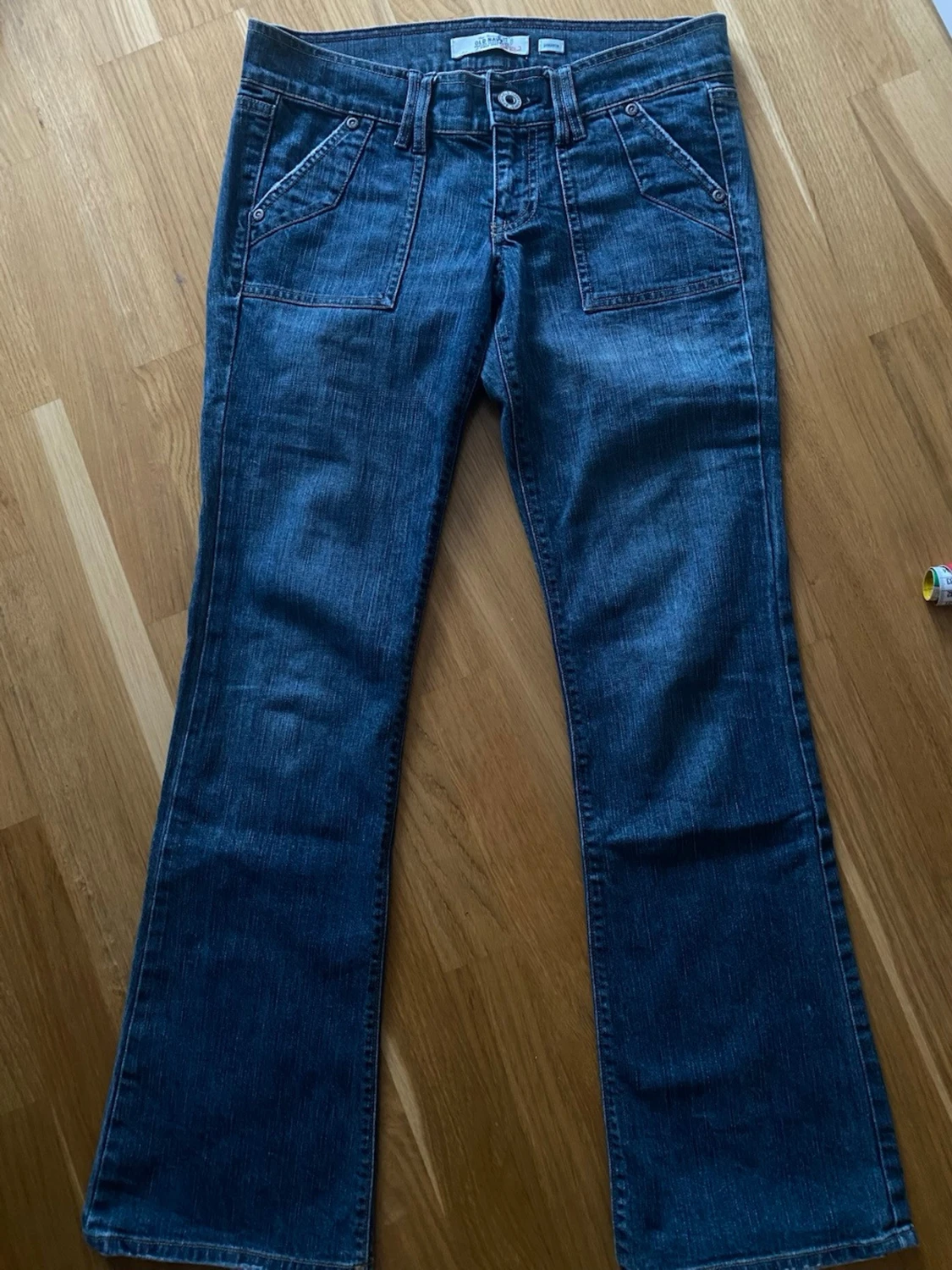 Mörkblå bootcut jeans med fickor - 3