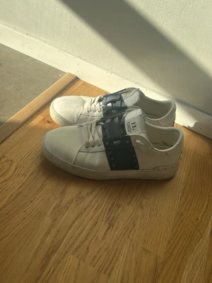 Valentino opens blå - Säljer ett par blå valentinos opens med spikar som är riktigt stiliga att ha på sig och sköna att gå i.