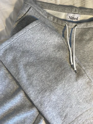 Grå mjukisbyxor från Nitted - Säljer ett par klassiska grå mjukisbyxor från Nitted! Jag säljer dom eftersom dom inte passade 💓