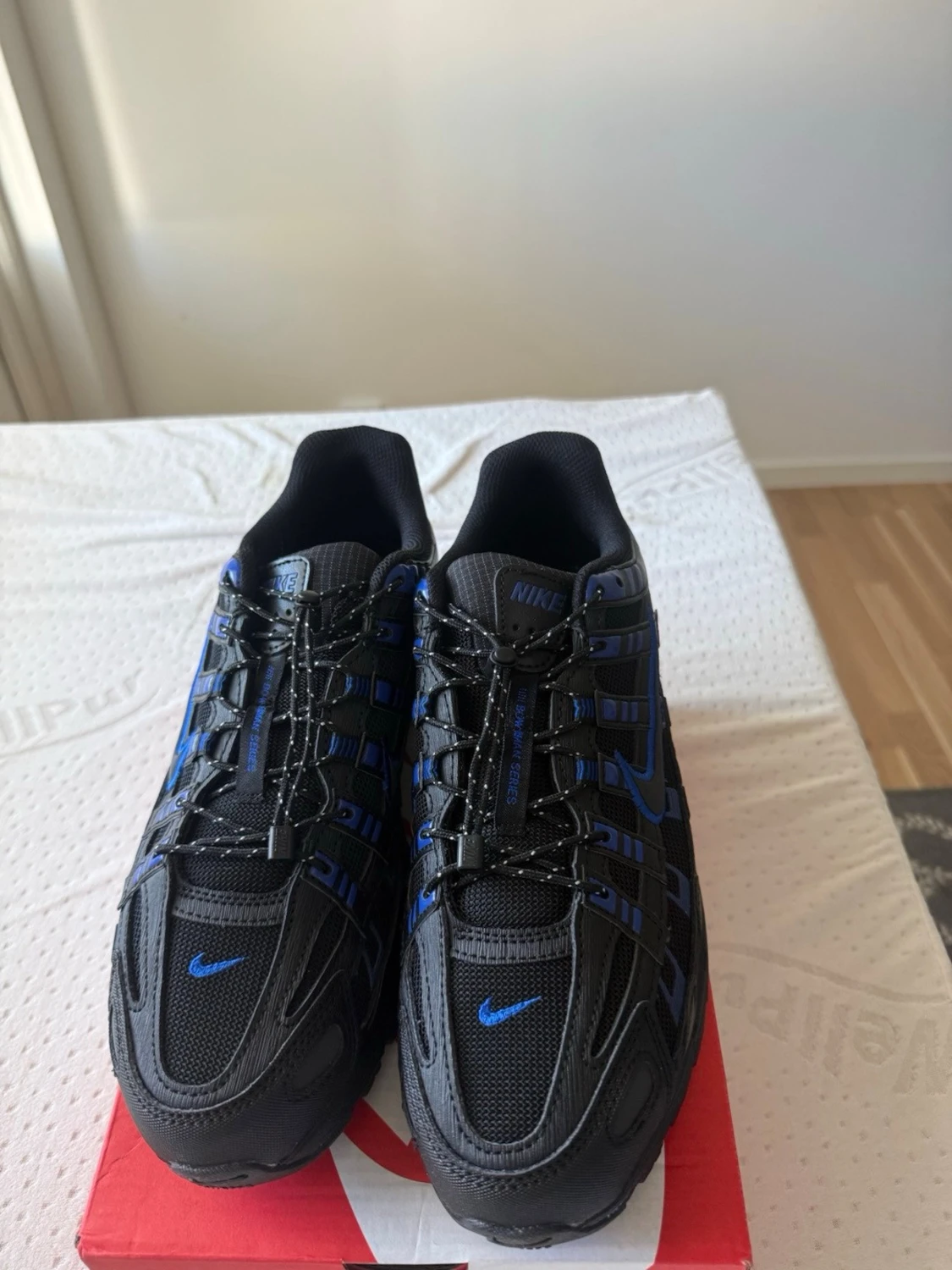 Nike svarta sneakers med blå detaljer - 3