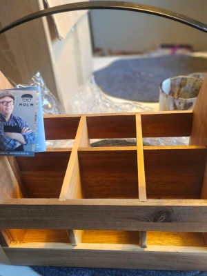 Dryckeslåda XL i trä från HOLM - Snygg dryckeslåda XL från HOLM i naturfärgat trä med sex fack och ett svart metallhandtag. Perfekt för att organisera flaskor eller burkar. Robust och stilren design som passar bra i köket eller på picknicken.