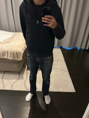 Ralph Lauren - Mörkblå cardigan jacka från Ralph Lauren med en väldigt stilren och snygg look. Perfekt nu till våren/sommaren!