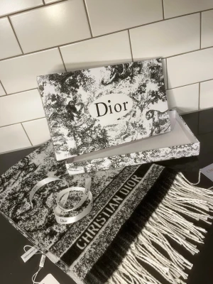  halsduk - Helt ny och oanvänd halsduk, allt som visas i bilden medföljer, skickas inom 24 timmar 