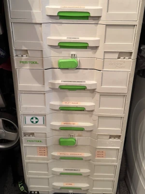 Festool Sortainer T-Loc förvaringssystem med flera lådor -  Säljer ett komplett Festool Sortainer T-Loc förvaringssystem med flera utdragslådor. Perfekt för organiserad förvaring av verktyg, skruv, tillbehör och smådelar.  Systemet är stapelbart och lätt att transportera, med smidiga lås mellan enheterna. Lådorna är märkta för enkel översikt (kan enkelt ändras efter behov).  I bra begagnat skick – fullt fungerande. Perfekt för både hobbyfixare och proffs som vill ha ordning i verkstaden eller bilen.  Hämtas och kan ej skickas! PRIS KAN DISKUTERAS!
