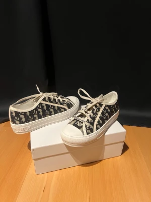 Dior skor dam - Storleken är 39, lådan är lite trasig.