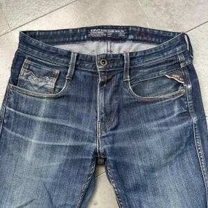Replay anbass gamla - Säljer nu dessa feta replay jeans som är en lite äldre model. Skick:8,5/10 och är strl W29 L34 men kan vika upp för att få dem som L32 vilket jag gjorde under min användning för att få dem passa mig bättre! Hör av dig vid frågor!  