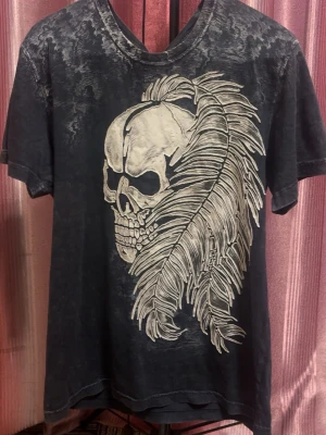 affliction style t shirt med dödskalle - Cool svart t-shirt från Affluence med stort tryck. Köpt på en vintage store. 100% cotton