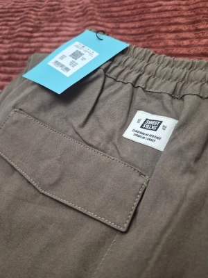 Sweet SKTBS Baggy cargo byxor XS S  - Helt nya jättesnygga cargo byxor i olivgrön färg