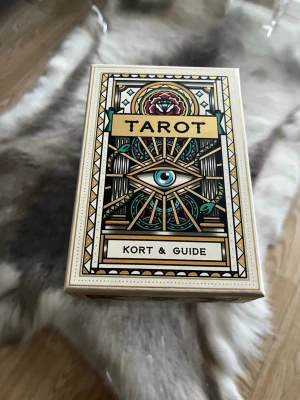 Tarotkort och guidebok - Säljer en snygg tarotkortlek 