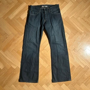Levis 512 bootcut - Vid köp av fler produkter erbjuds bättre pris. Skriv vid ytterligare frågor eller funderingar🤝 Storlek: 31/32. Mått: Längd 103 cm. Innerbenslängd 77 cm. Midja 39 cm. Lår 26 cm. Knä 21 cm. Benöppning 24 cm.