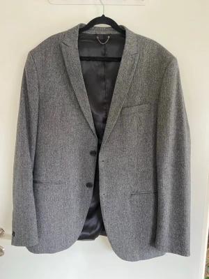 Grå Kavaj - Grå kavaj från HM - slim fit, står inte storlek i men passar en storlek M.