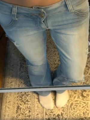 Bootcut jeans - Jätte snygga bootcut jeans med hål i🥹36cm tvärs över midjan, innerbenslängd 75cm