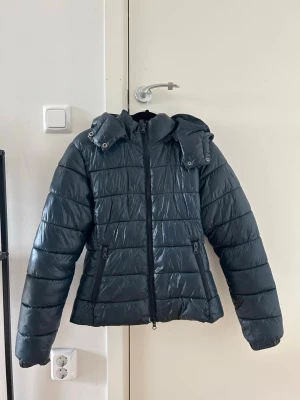 Jacka  - Jättefin blå jacka från lager 157, storlek M. Jackan är lite trasig, se dom sista bilderna innan du köper‼️