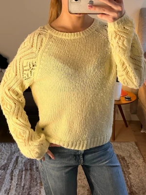 Stickad gul tröja - Sååå söt stickad/virkad gul tröja från Nümph!! Perfekt för sommaren🌼🌼💛💛💛💛Kliar inte!!
