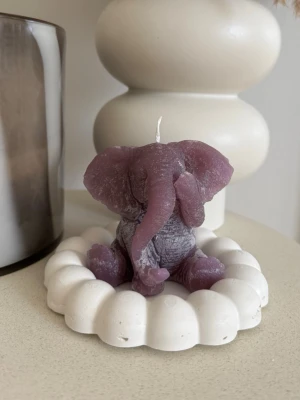 Handgjort ljus  - Handgjort ljus formad som en elefant 