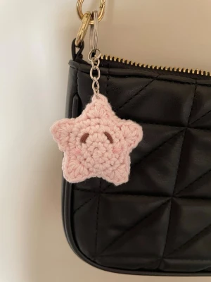 Star keychain/bagcharm - Handgjord nyckelring av en stjärna. Kan också användas som bagcharm för att dekorera väskan!  Kan göras i andra färger, skriv privat!💖