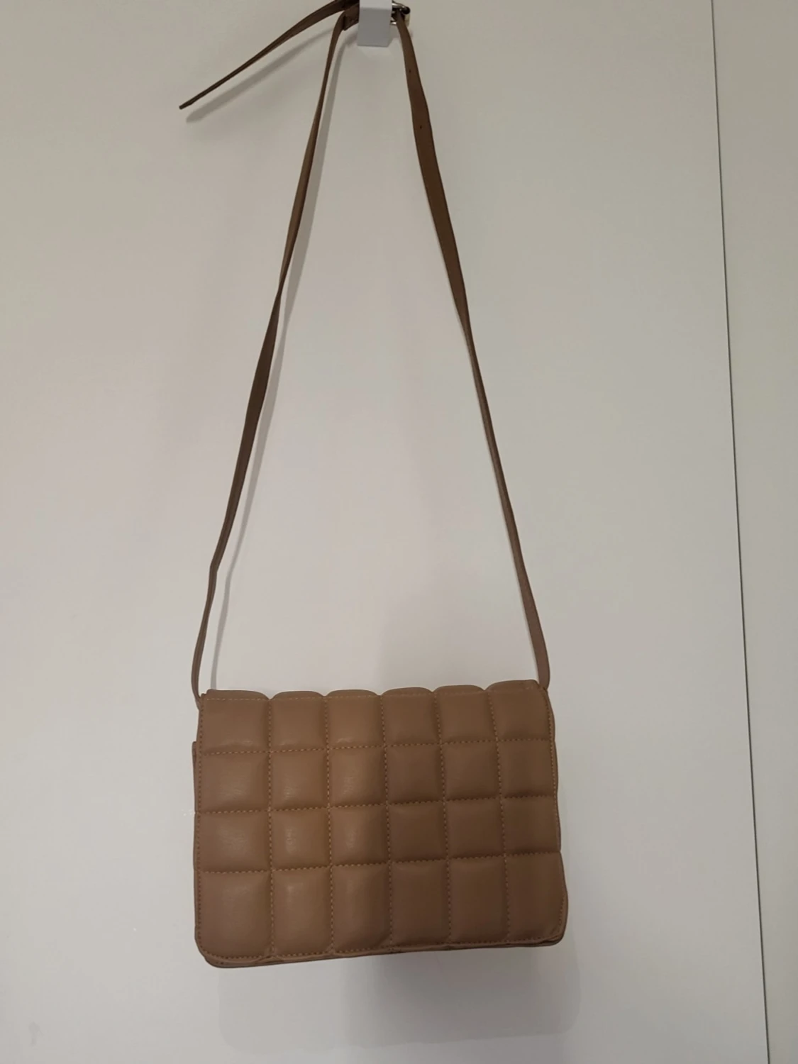 Beige quiltad axelväska