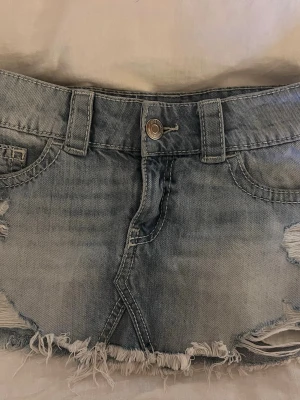 Ljusblå jeanskjol  från Gina tricot  - Säljer en ljusblå jeanskjol från Gina tricot perfekt i för sommaren! Säljer för en dyrare peng då jag är osäker och jag vill behålla den eller inte 💖💖