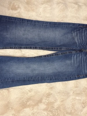 Blå jeans från Gina Tricot - Säljer ett par klassiska blå jeans från Gina YOUNG i storlek 152. De är en gammal slutsåld modell, använd några fåpar gånger, fick dem julen 2024
