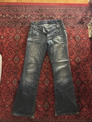 low waist lee jeans - Skiit snygga jeans! kan skicka mått eller visa dom på, jag har XS/S men tror de hade passat M också. Säljer för att jag inte orkar sy ihop det lilla hålet baktill.
