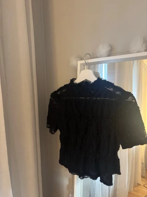 Topp - Söt topp i spets matreial💕